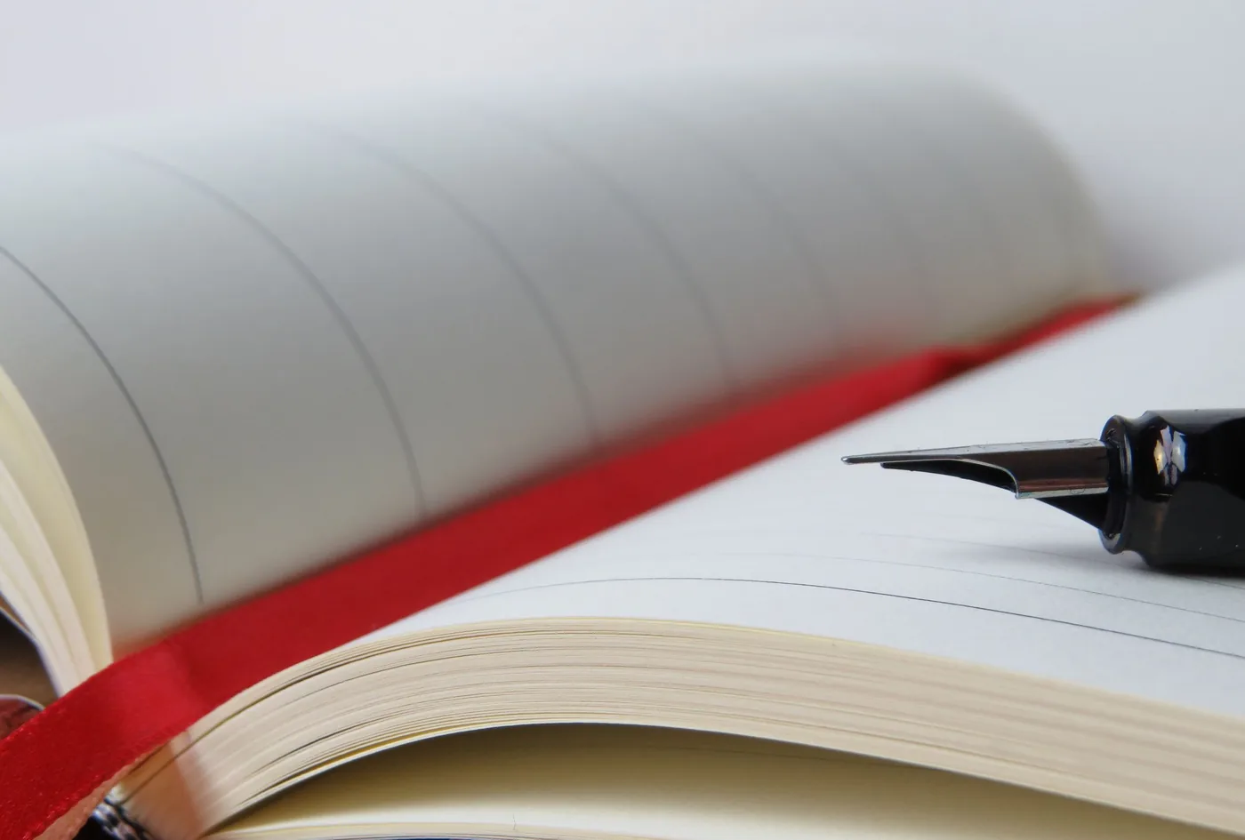 Pluma estilográfica sobre un cuaderno abierto en la mesa de un despacho