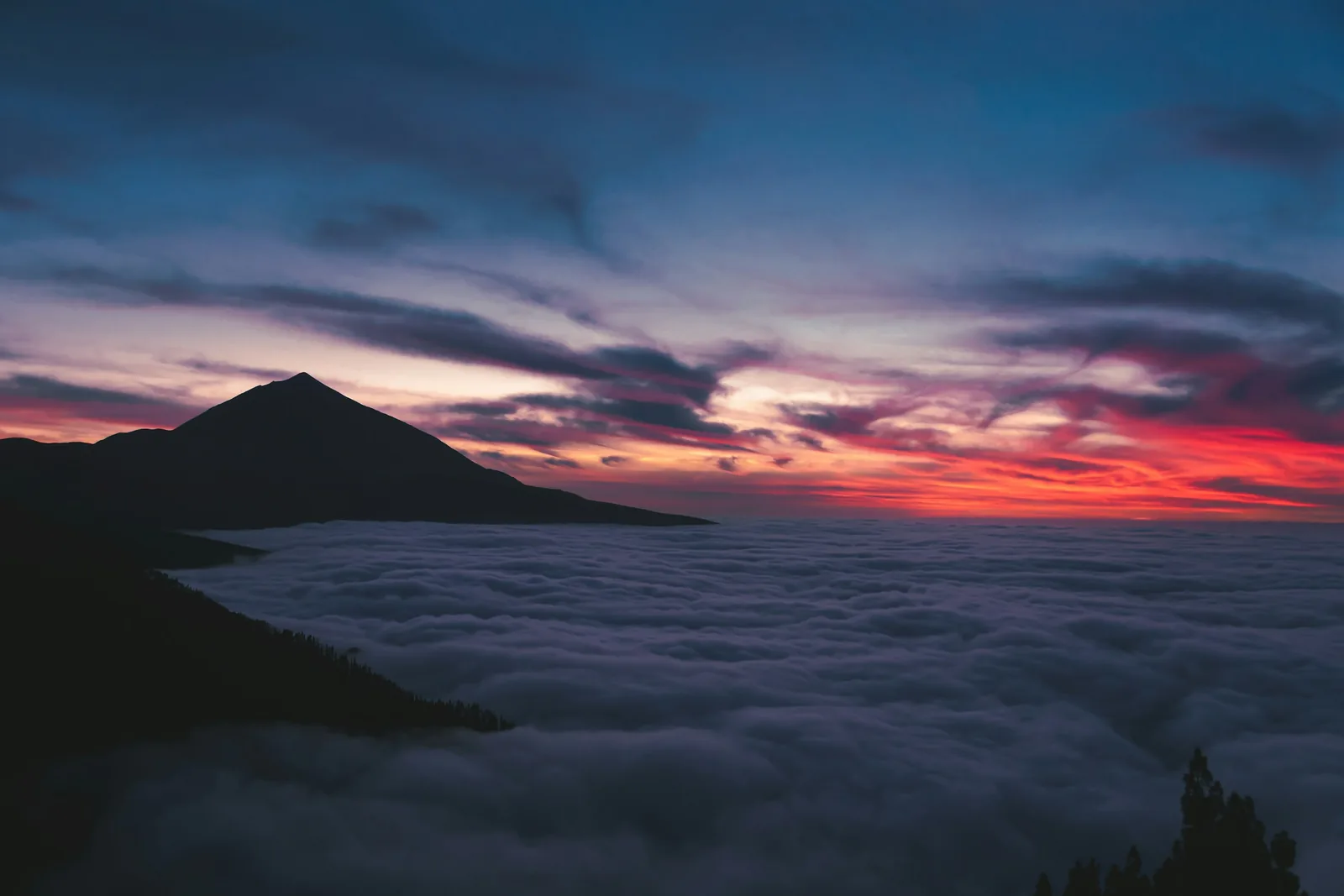 Atardecer sobre un mar de nubes con el Teide al fondo, en Tenerife