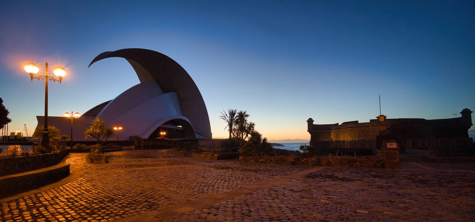 Auditorio de Tenerife al anochecer, en Santa Cruz de Tenerife